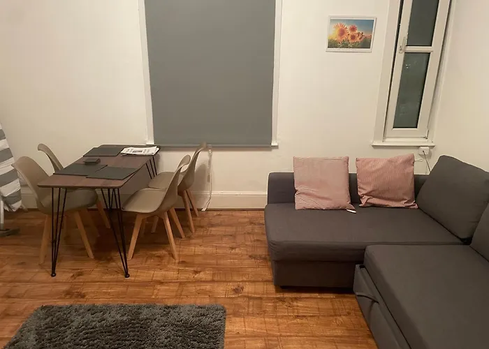 Luxury 1-Bed Apartment With Stunning City Views Perfect For Short Stays In London
